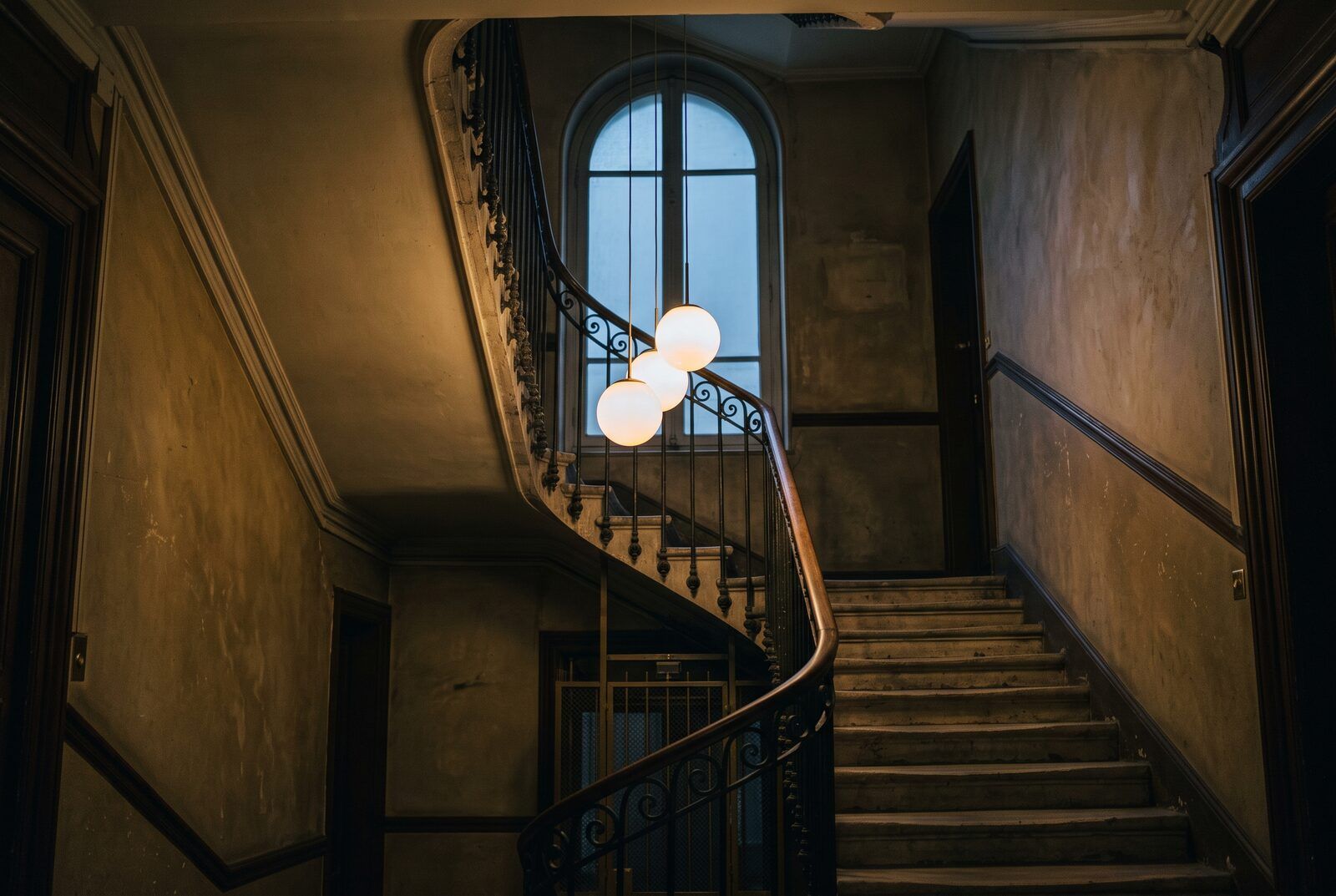 La montée d’escalier vue du palier du bas, les cinq verres décalés éclairant chaque volée de marches