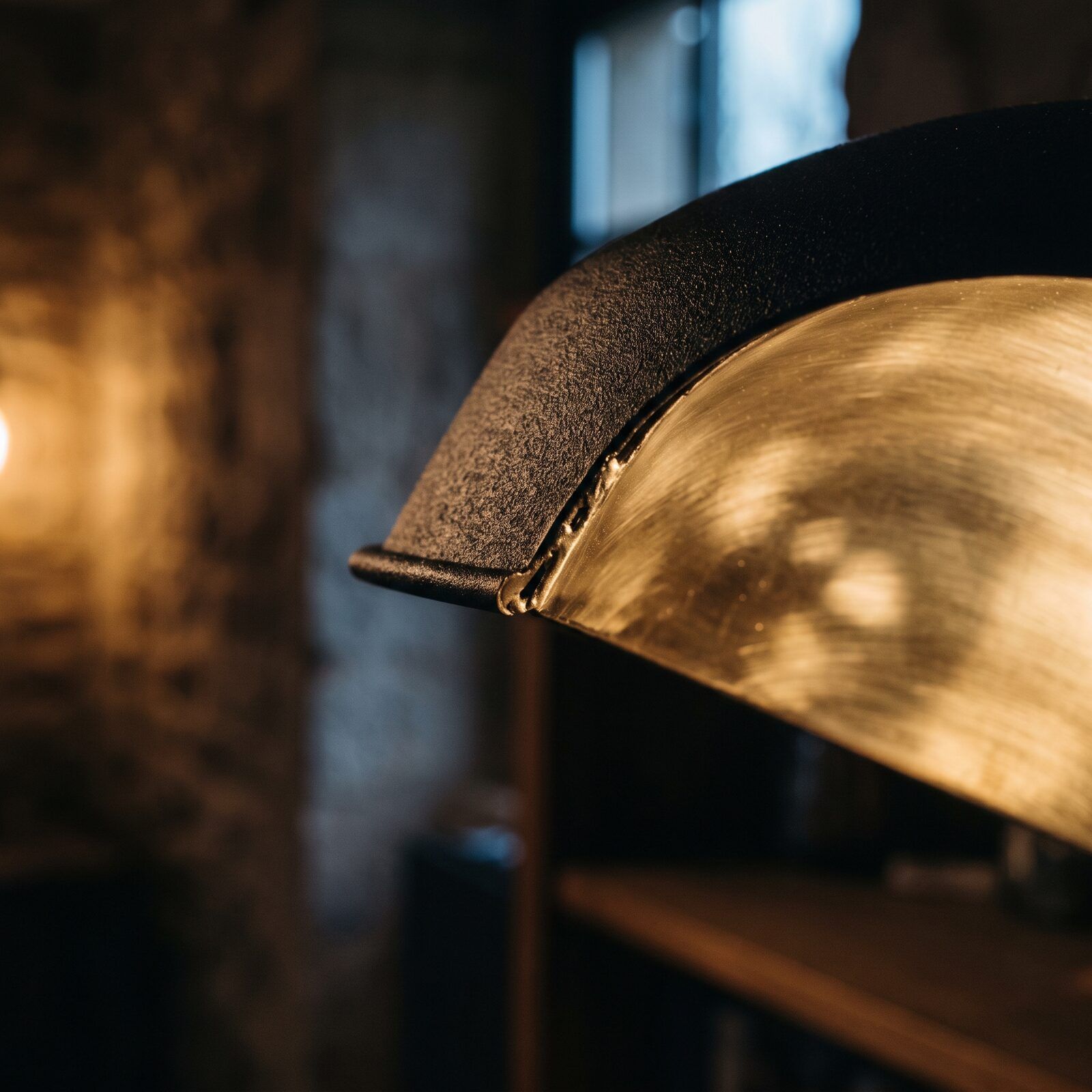 Détail du pli de la casquette d’acier et de la feuille de laiton étamé qui tapisse l’intérieur